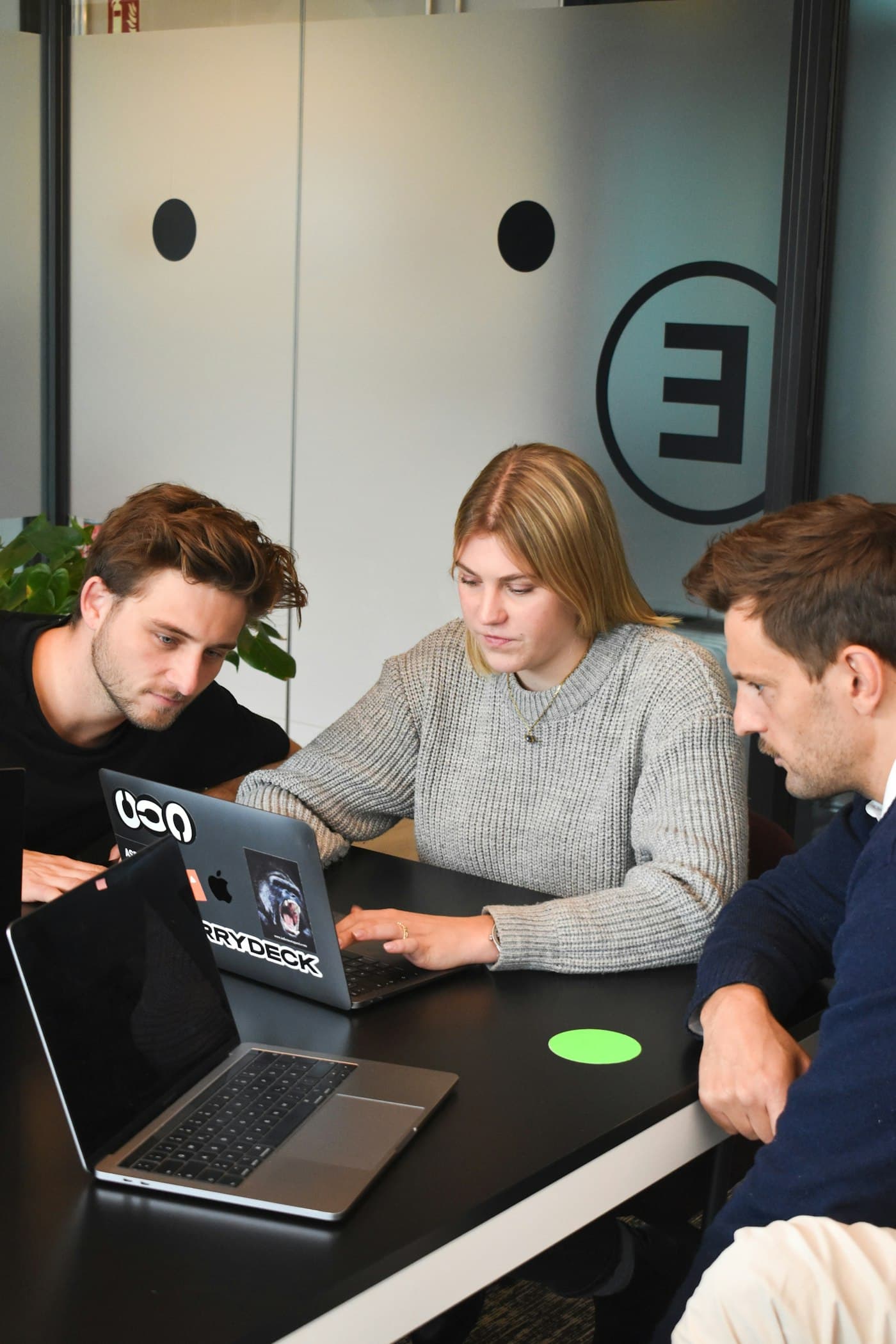Equipo de consultores analizando datos de negocio en una reunión